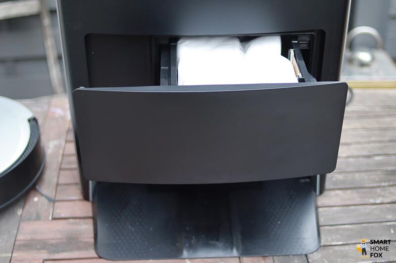 Das mittlere Fach der Ecovacs Deebot X1 OMNI Station mit dem Staubbeutel für die Absaugstation ist zu sehen